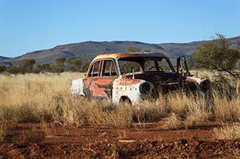 沙漠里一辆生锈的旧车
